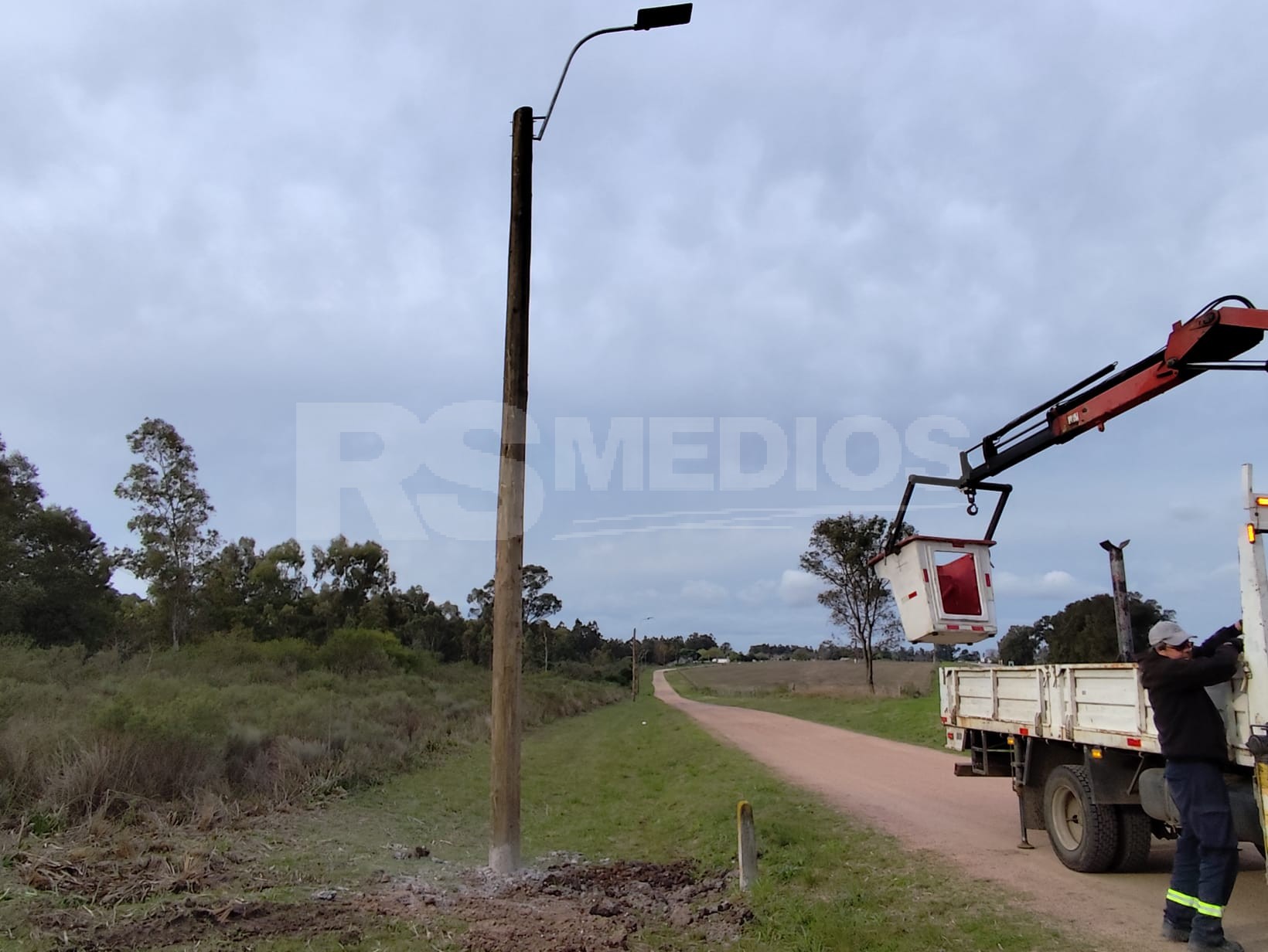 Cardona avanza con la iluminación solar en el acceso a Juan Jackson — imagen 2