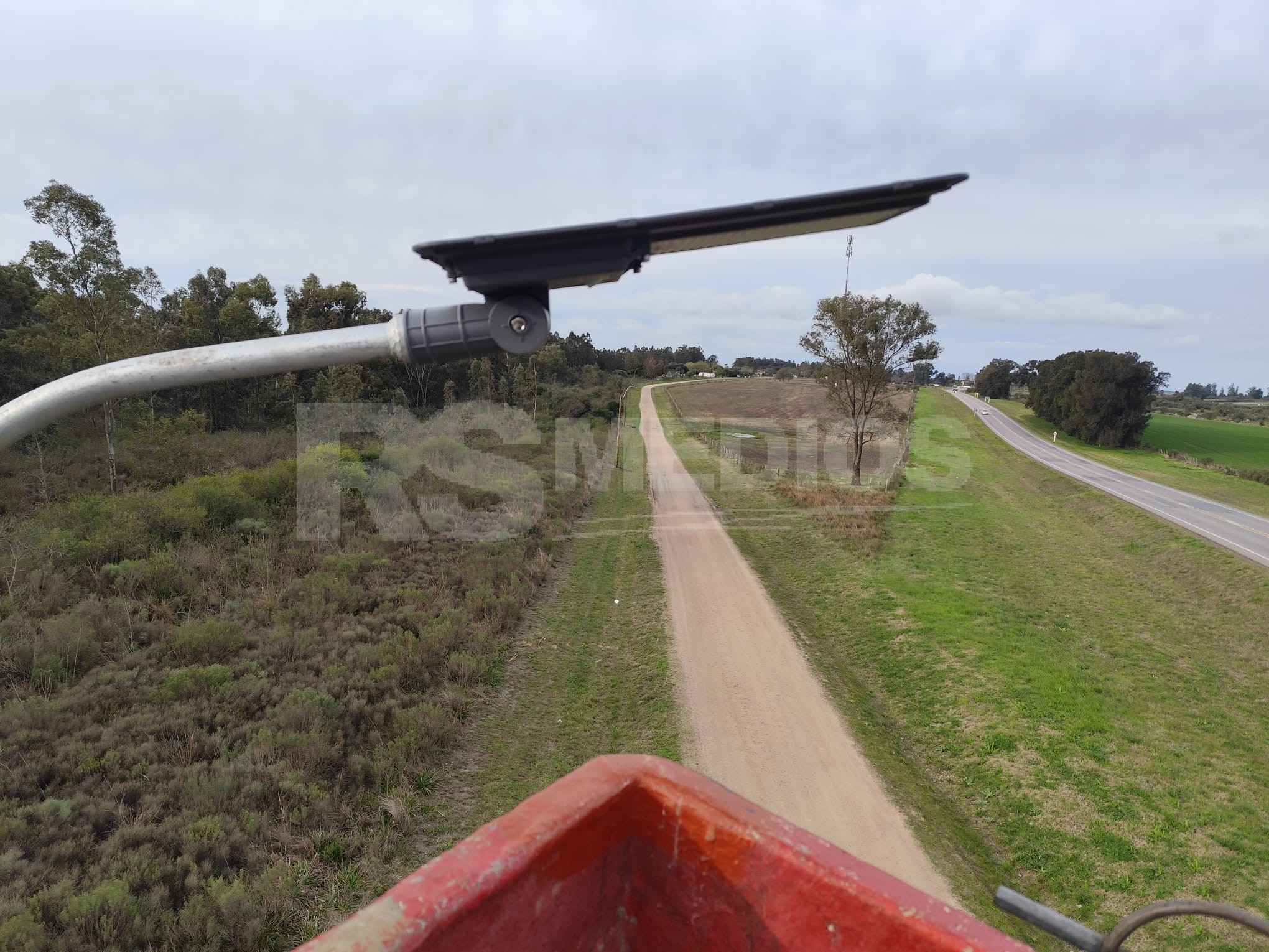 Cardona avanza con la iluminación solar en el acceso a Juan Jackson — imagen 4
