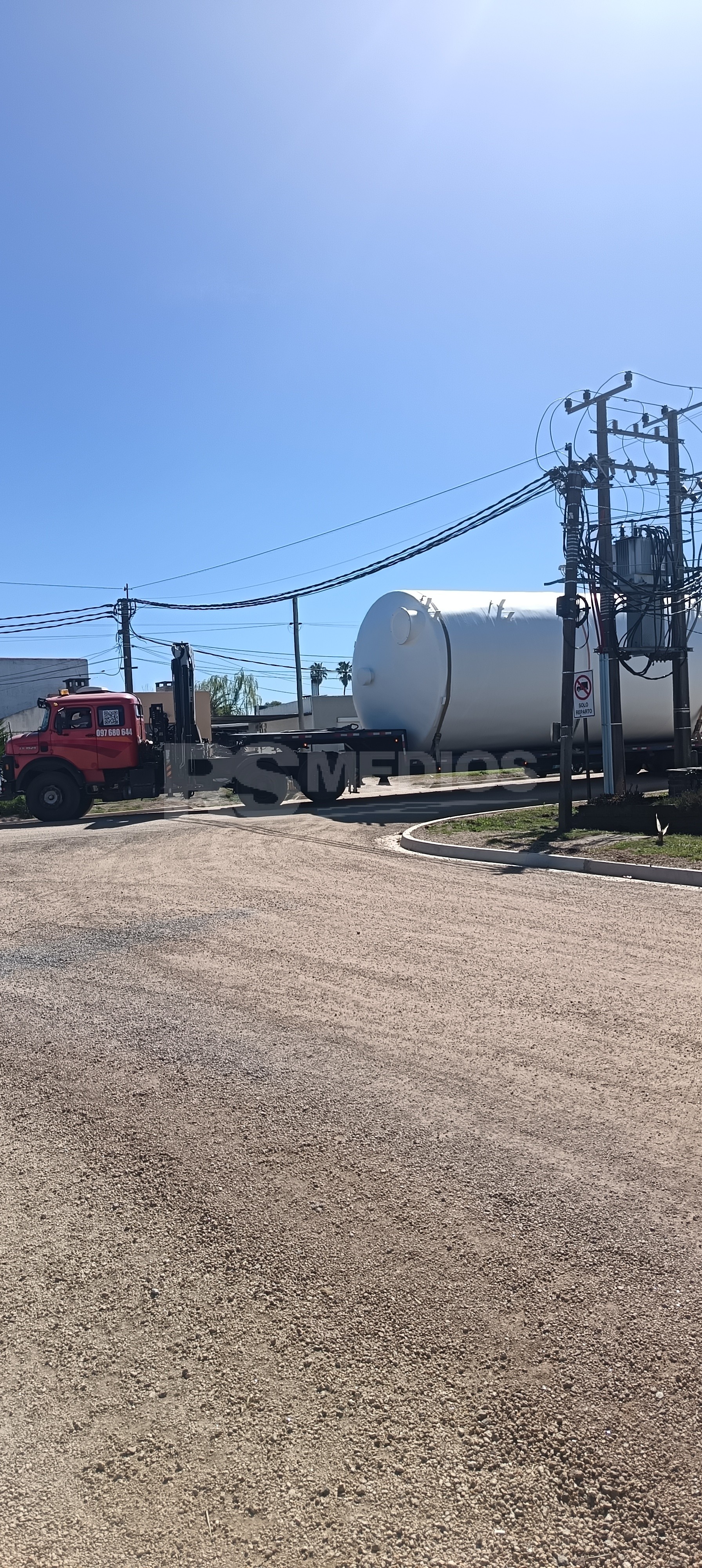 Un camión con una carga sobredimensionada quedó enganchado en el tendido eléctrico de un paso a nivel — imagen 2