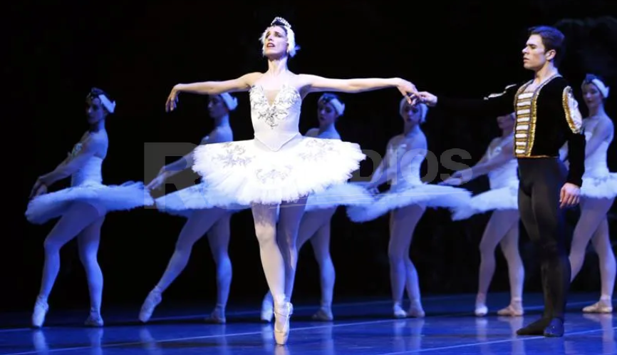 El Ballet Nacional del Sodre presenta "El Lago de los Cisnes" en Mercedes