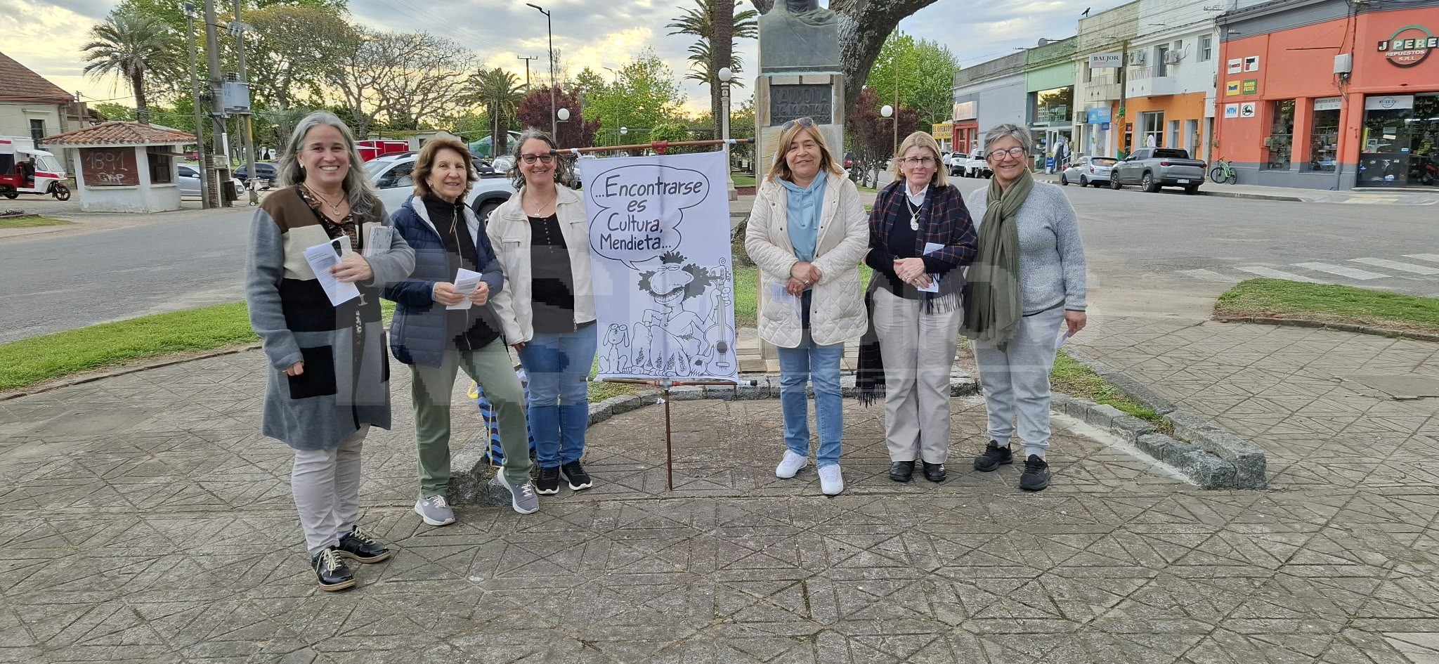 Cardona inició un paseo histórico por el patrimonio de su Manzana N°1
