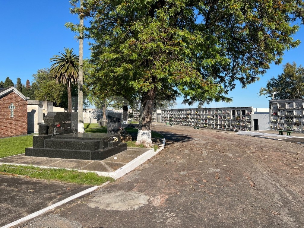 Besozzi acordó mejoras en el cementerio evangélico de Dolores y evalúa ampliar el predio