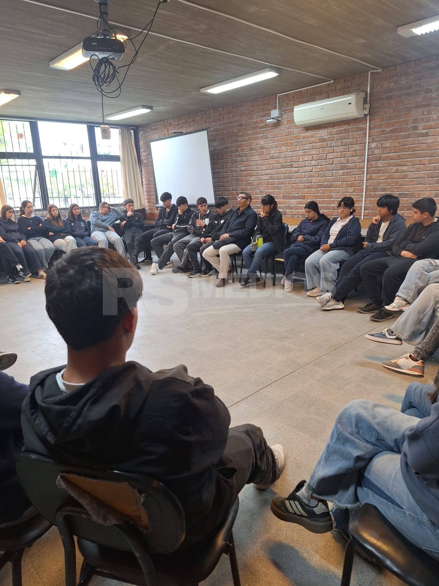 Visita de un técnico en prevención del suicidio para abordar la salud mental de los jóvenes — imagen 2