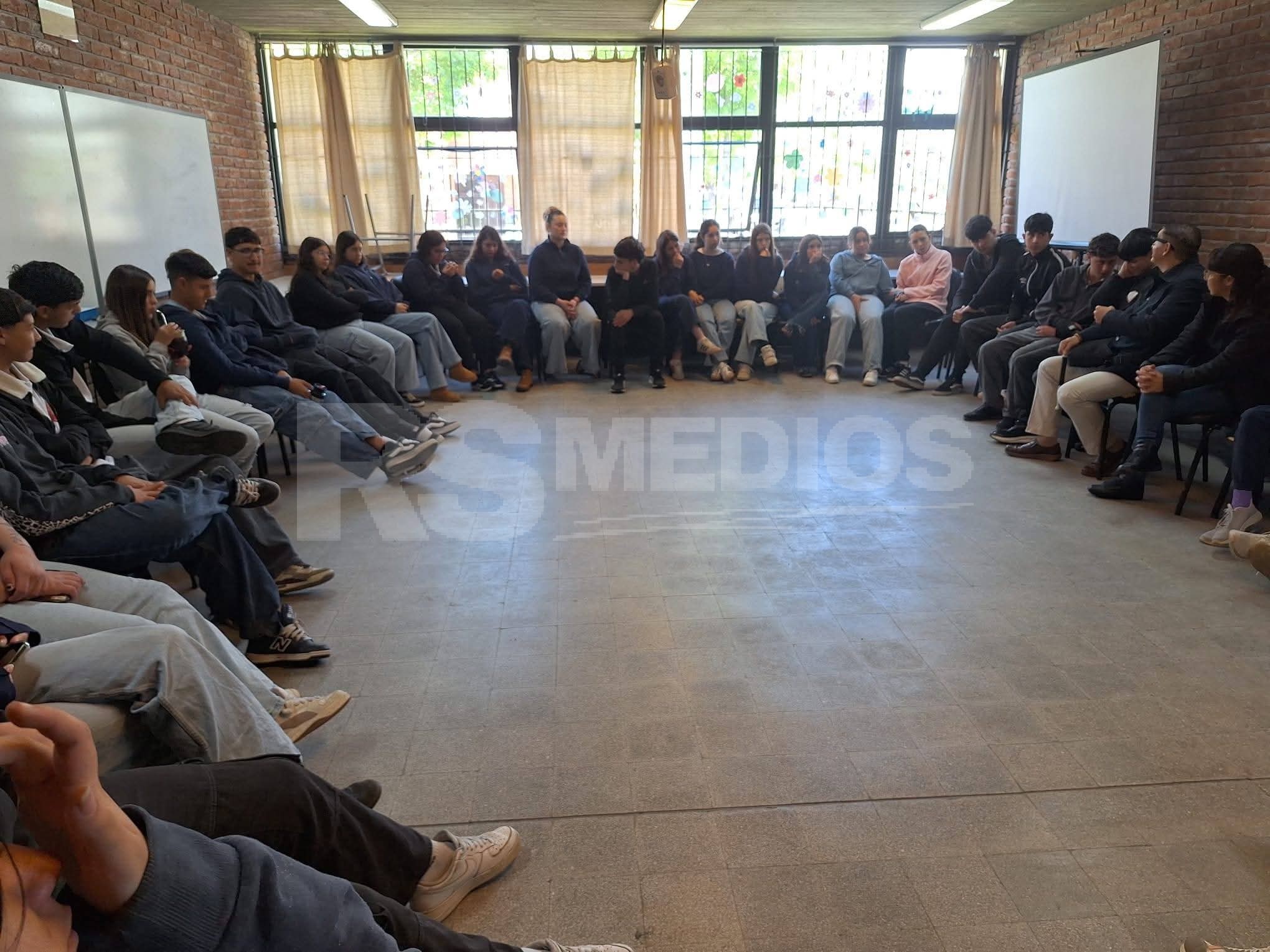 Visita de un técnico en prevención del suicidio para abordar la salud mental de los jóvenes — imagen 3