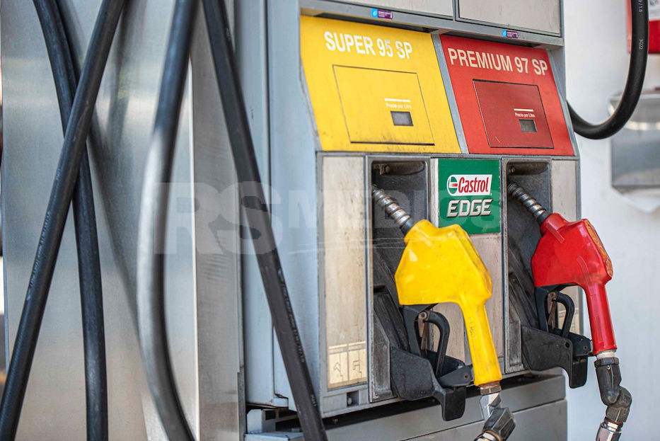 El gobierno congela los combustibles en noviembre y sostiene la estrategia de amortiguación