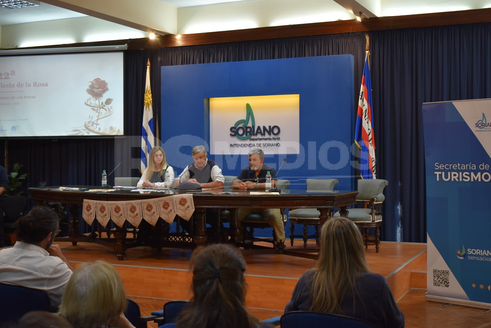Besozzi firmó contrato de pavimentación y lanzó la 22ª Fiesta de la Rosa